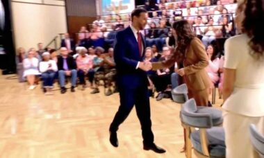 Parte da plateia do “The View” se recusa a aplaudir JD Vance durante entrevista ao vivo