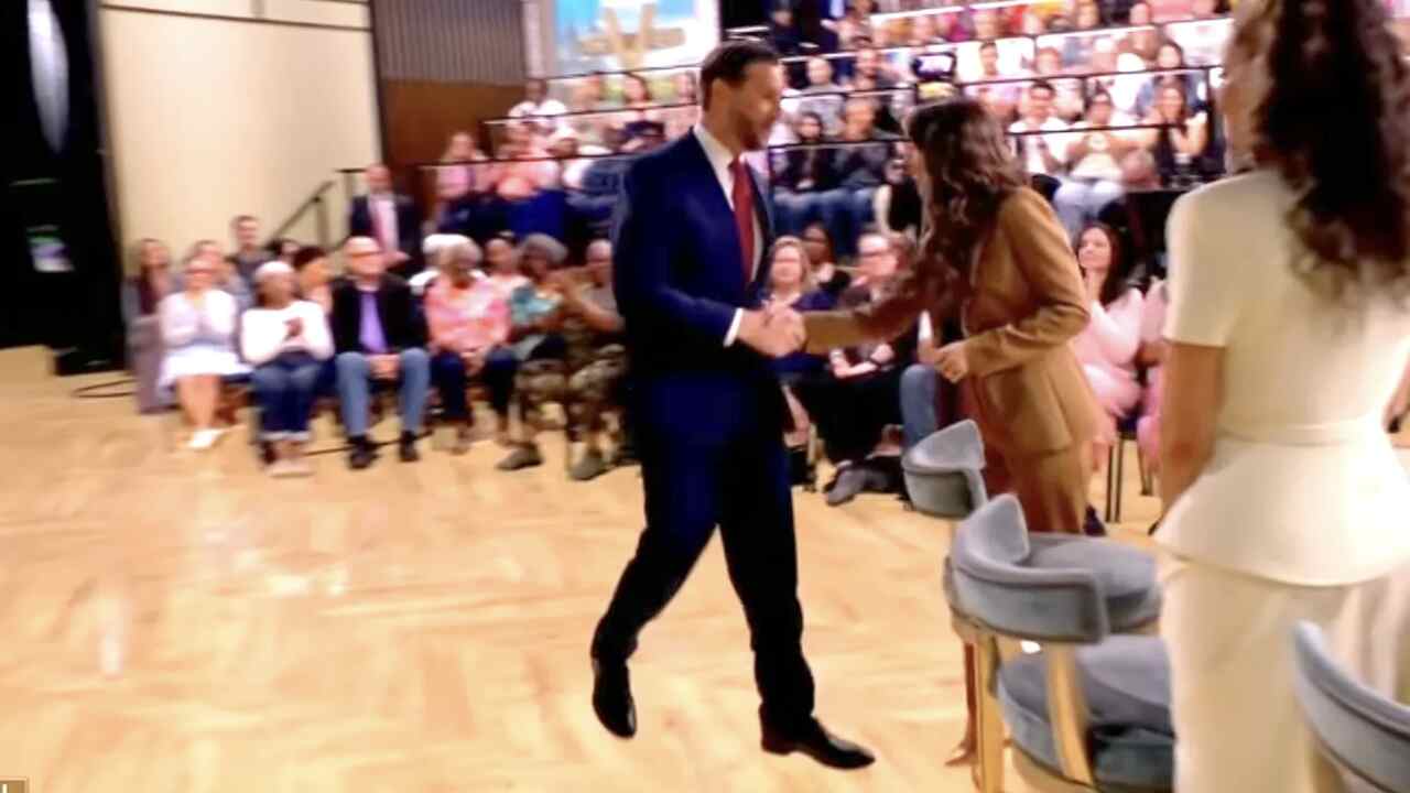 Parte da plateia do “The View” se recusa a aplaudir JD Vance durante entrevista ao vivo
