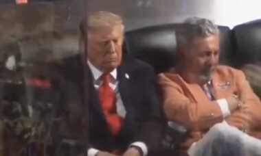 Trump é acusado de cochilar durante jogo das finais da NBA em Nova York