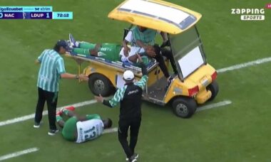 Vídeo: Jogador bate em carrinho médico durante retirada de colega lesionado no Equador