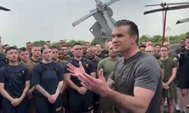 Pete Hegseth vira alvo de críticas após discurso sobre guerra do Irã em exercício com militares