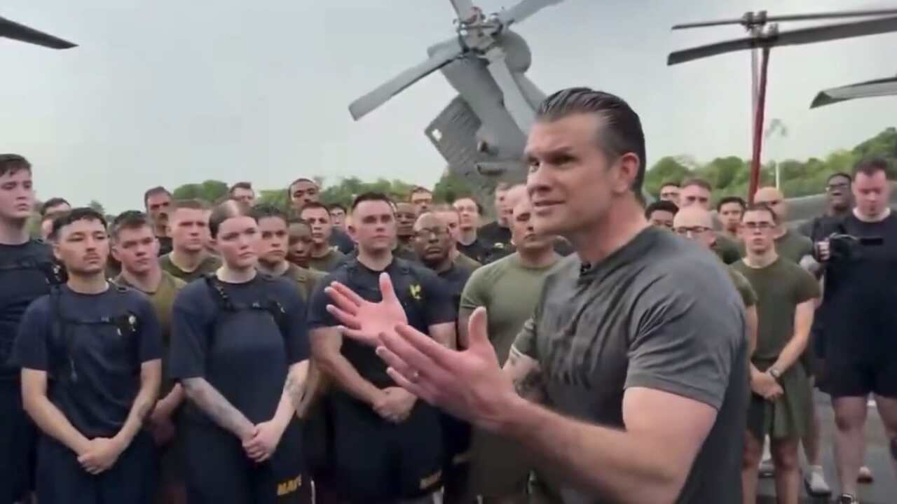 Pete Hegseth vira alvo de críticas após discurso sobre guerra do Irã em exercício com militares