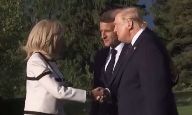 Trump é criticado após longo aperto de mão com Brigitte Macron no G7