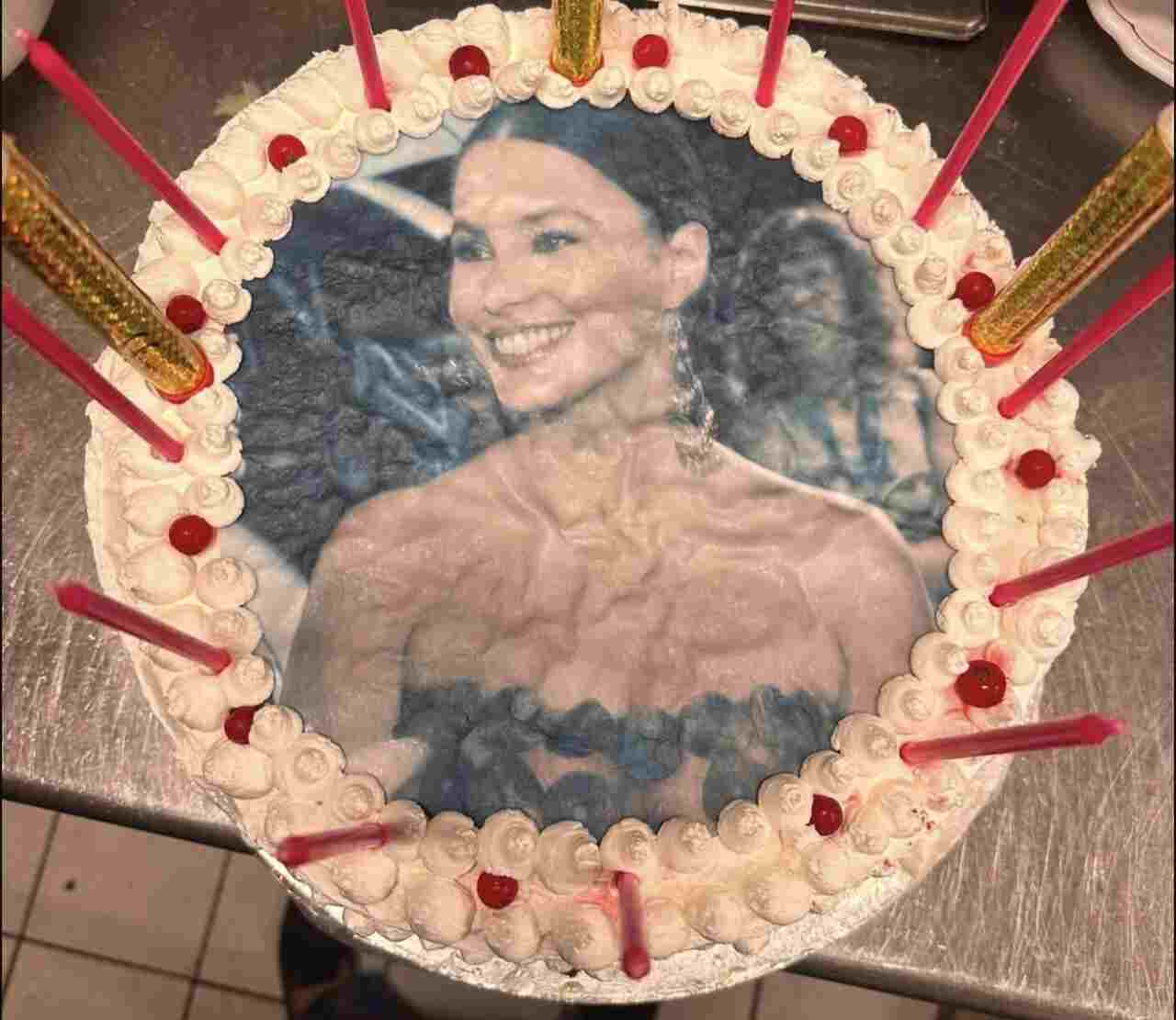 Sofia Vergara celebra aniversário de 54 anos em viagem pela costa italiana