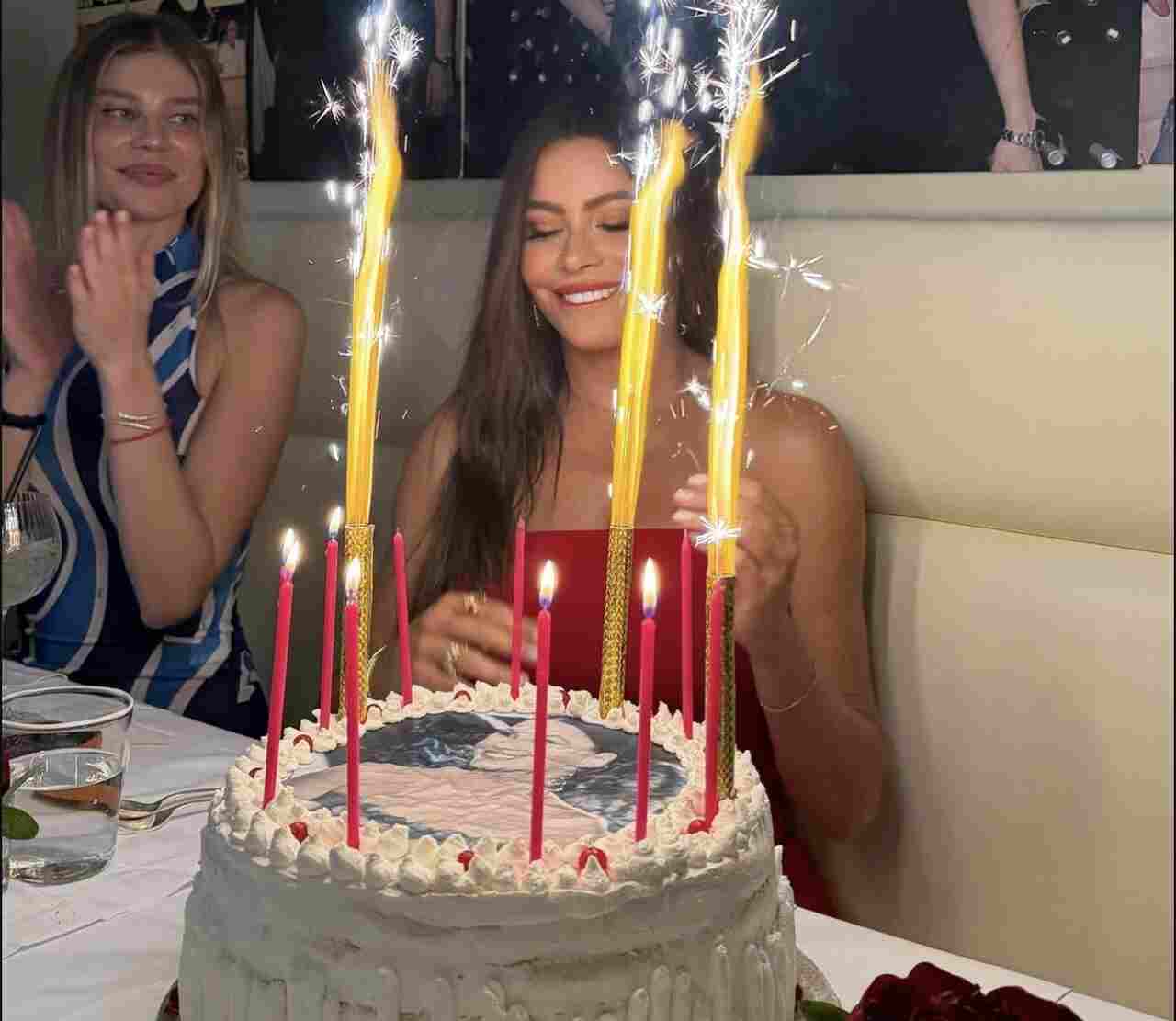 Sofia Vergara celebra aniversário de 54 anos em viagem pela costa italiana