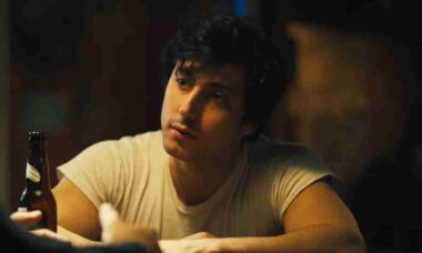 Anthony Ippolito em I Play Rocky - reprodução YouTube