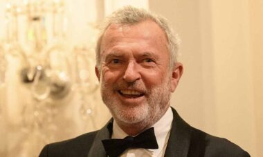 Sam Neill aparece sorridente em última aparição pública antes da morte aos 78 anos