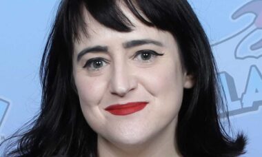 Atriz de "Matilda" desmente mito de que foi adotada por Danny DeVito