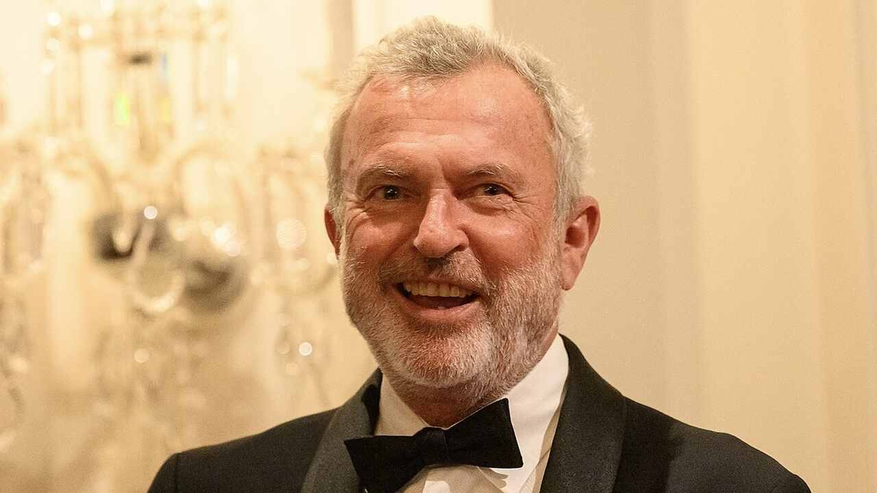 Sam Neill aparece sorridente em última aparição pública antes da morte aos 78 anos