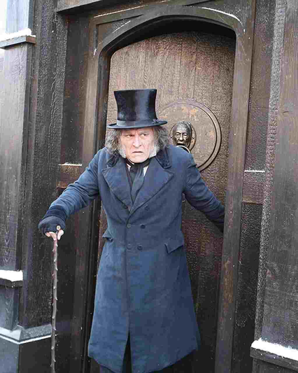 Johnny Depp brinca com tarifas de Trump ao aparecer como Ebenezer Scrooge na Comic-Con