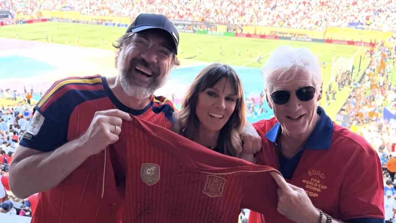 Richard Gere faz rara aparição em família durante final da Copa do Mundo