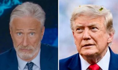 Jon Stewart se surpreende com "dublê de Trump" após ver sósia do presidente em vídeo