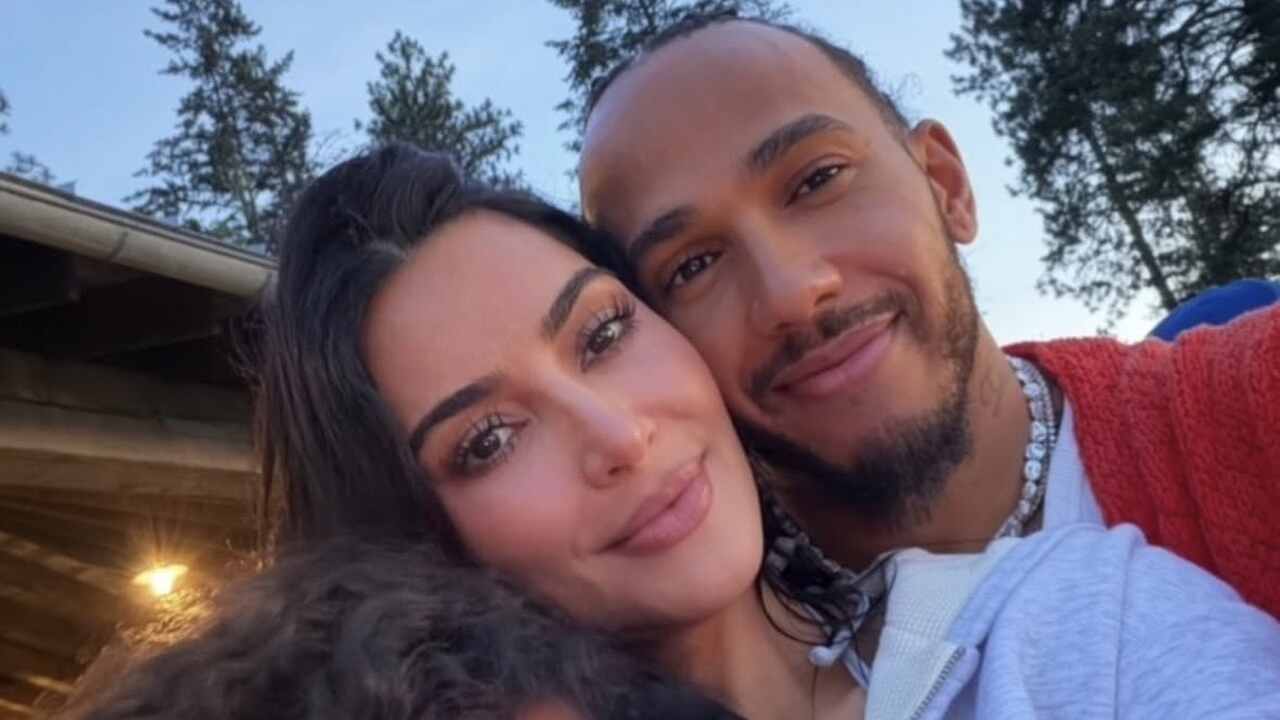 Kim Kardashian se diverte com Lewis Hamilton em viagem em família à beira de lago