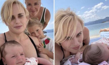 Rebel Wilson reúne esposa e filhas em foto inédita durante dia de praia