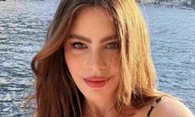 Sofia Vergara celebra aniversário de 54 anos em viagem pela costa italiana
