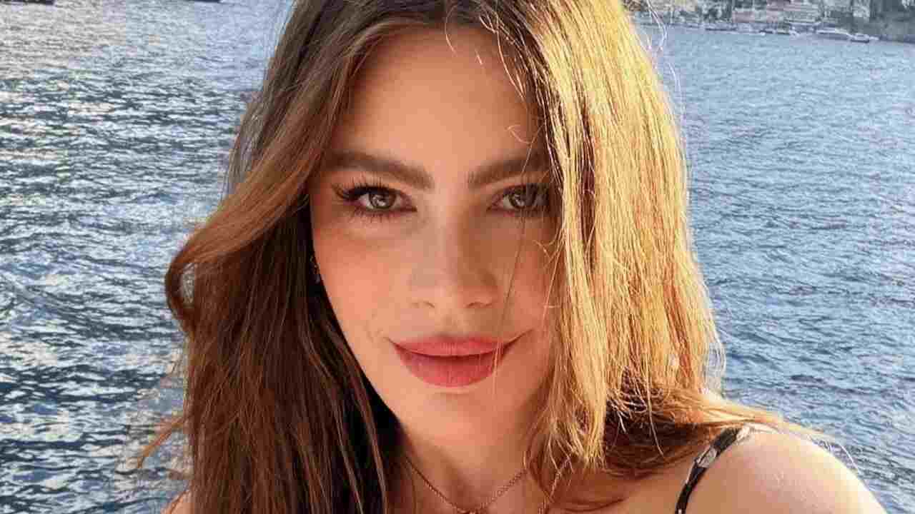 Sofia Vergara celebra aniversário de 54 anos em viagem pela costa italiana