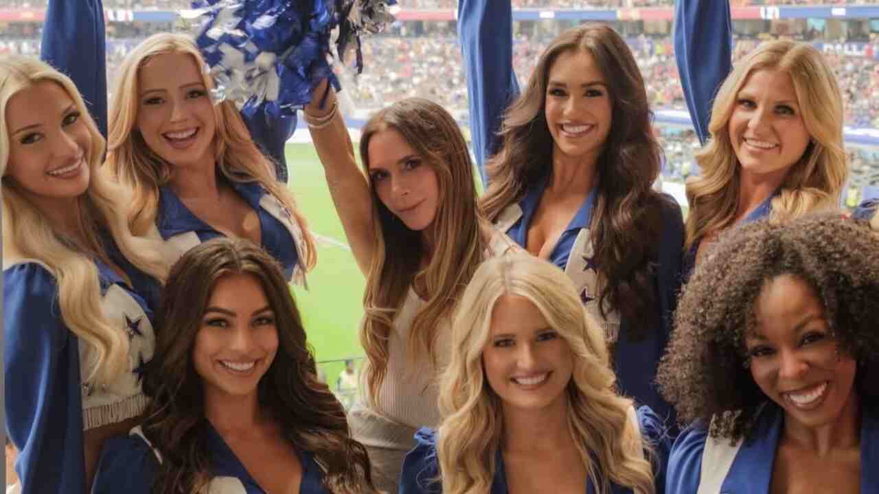 Victoria Beckham brinca ao posar com líderes de torcida do Dallas Cowboys