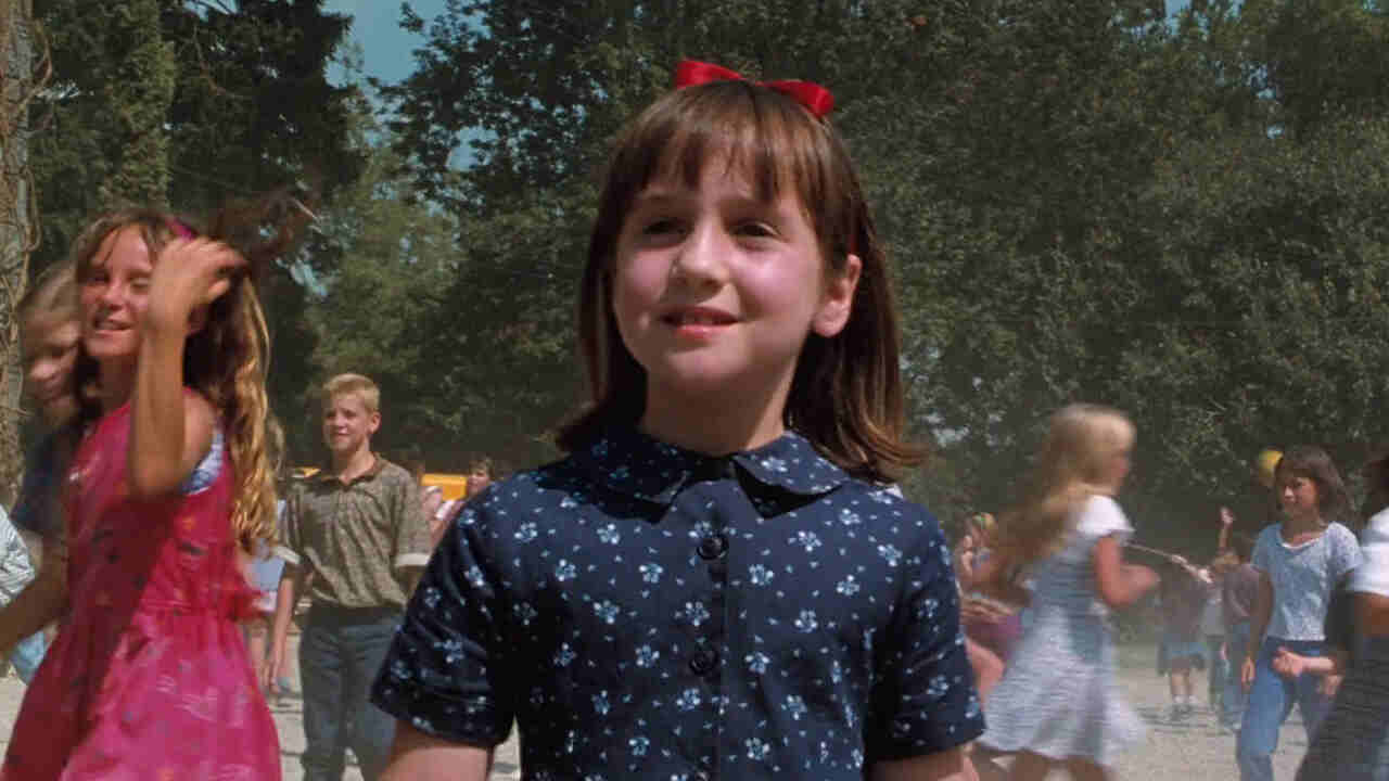 Atriz de "Matilda" desmente mito de que foi adotada por Danny DeVito