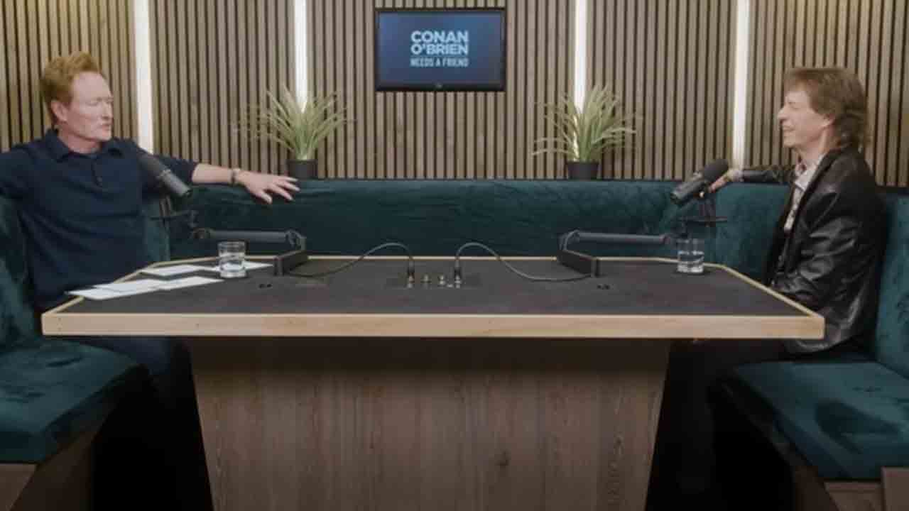 Mick Jagger a „Conan O’Brien Needs a Friend” podcastban. Fotó: YouTube-képernyőkép, @TeamCoco