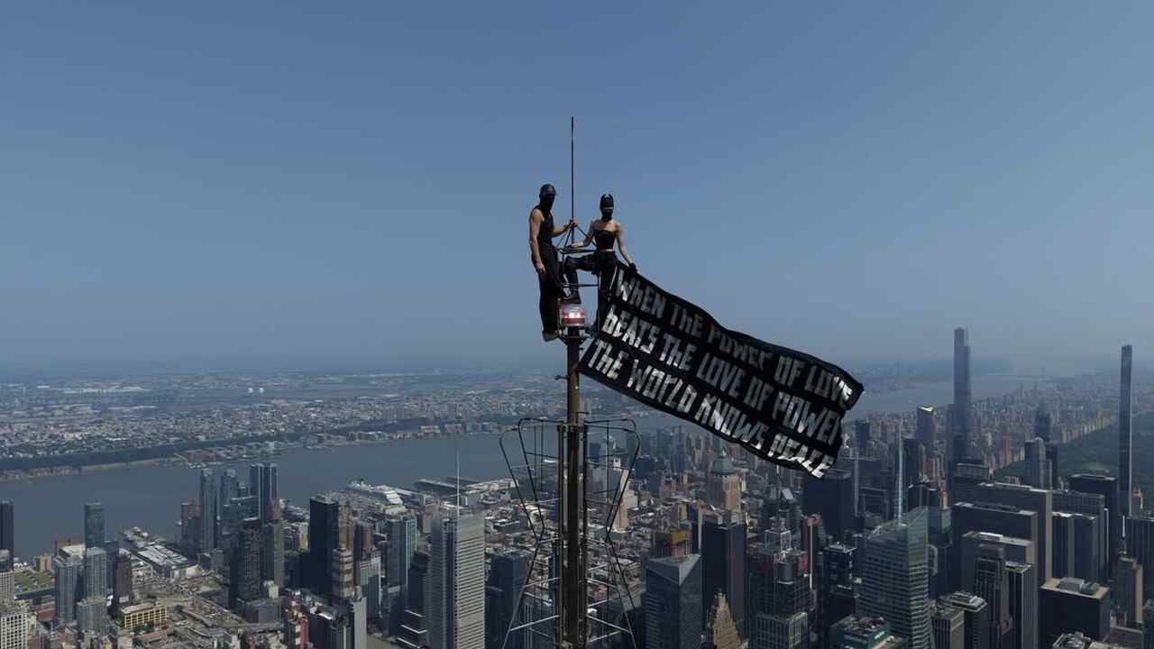 Casal de "Skywalkers" fica noivo no topo do Empire State Building e acaba preso