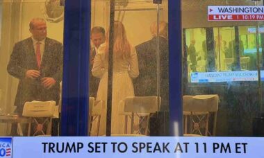 Trump fica hipnotizado ao assistir a si mesmo em transmissão da Fox News