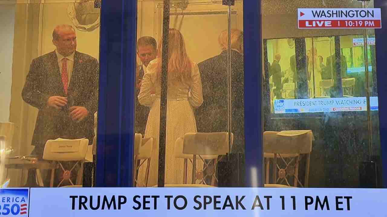 Trump fica hipnotizado ao assistir a si mesmo em transmissão da Fox News