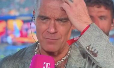 Robbie Williams esclarece rumor após "objeto branco" cair de seu rosto durante entrevista na Copa