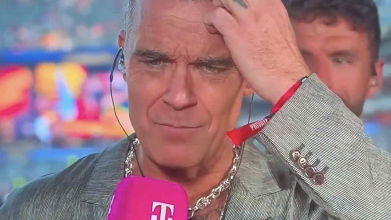 Robbie Williams esclarece rumor após "objeto branco" cair de seu rosto durante entrevista na Copa