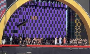 Vídeo: Estrutura de palco desaba e quase atinge dançarinos durante ensaio nos EUA