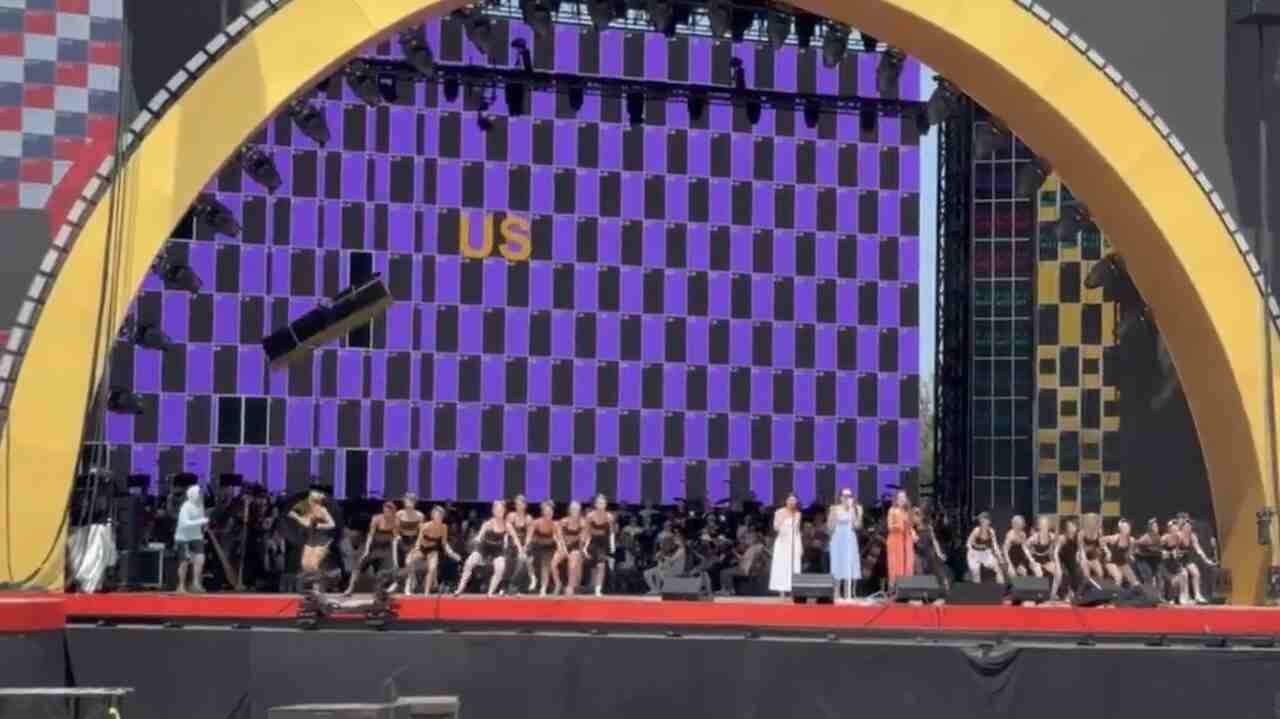 Vídeo: Estrutura de palco desaba e quase atinge dançarinos durante ensaio nos EUA