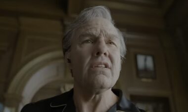 Tom Cruise surge irreconhecível em trailer de novo filme com transformação radical