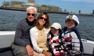 Richard Gere usa redes sociais para compartilhar imagens raras ao lado da esposa e dos filhos. Instagram @richardgere