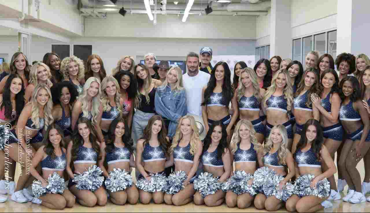 Victoria Beckham brinca ao posar com líderes de torcida do Dallas Cowboys