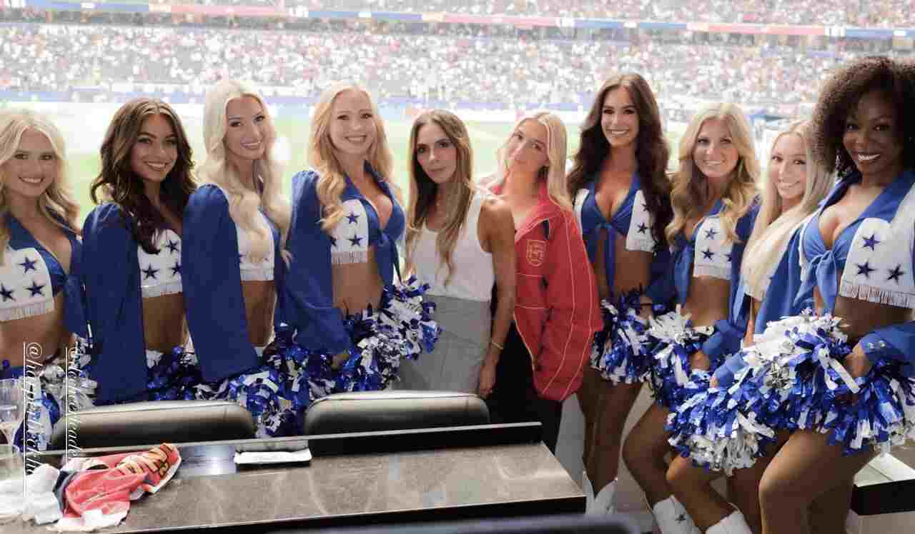 Victoria Beckham brinca ao posar com líderes de torcida do Dallas Cowboys